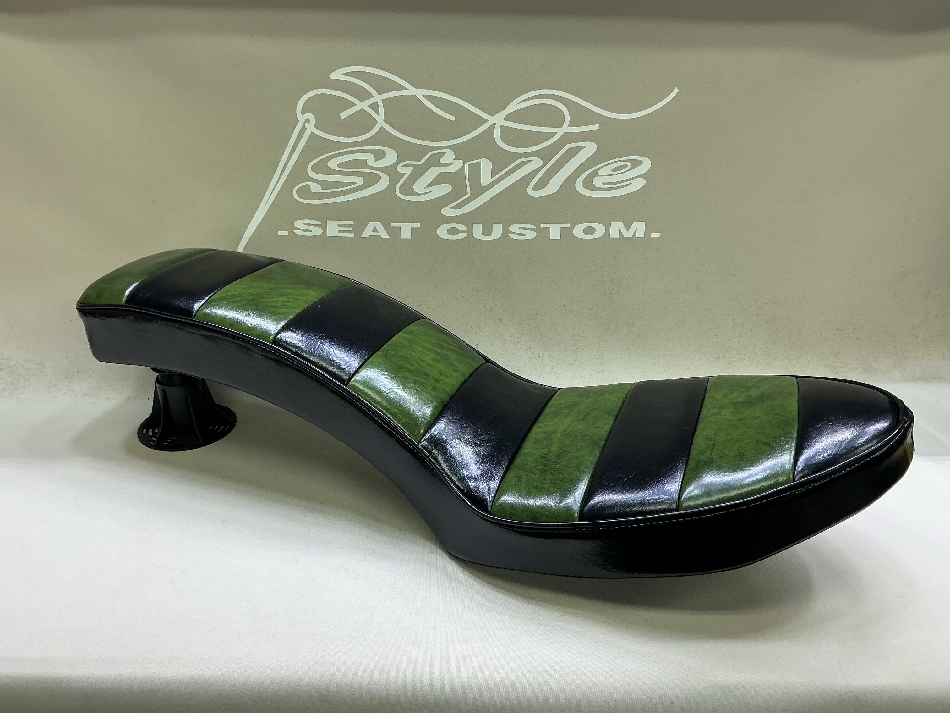 Early Shovelの黒と緑を交互に張り替えた完成シート。背景にStyle SEAT CUSTOMの屋号